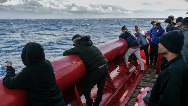 فرنسا: رفض إيطاليا رسو قارب مهاجرين "غير مقبول"