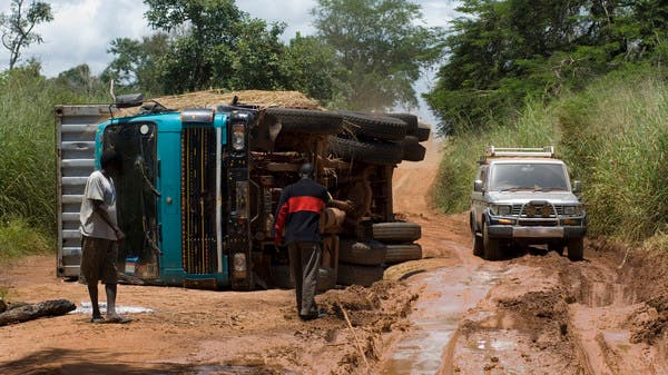 حادث مروع في السودان.  مقتل 16 شخصًا عندما اصطدمت حافلة بشاحنة متوقفة