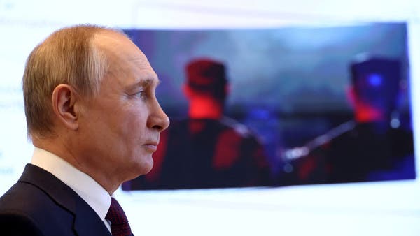 يعيش بوتين في عزلة مع مستشاريه.  تقرير يكشف