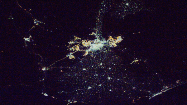 "يبدو أنه يتوهج في الظلام."  رسالة مغازلة يابانية من الفضاء إلى القاهرة