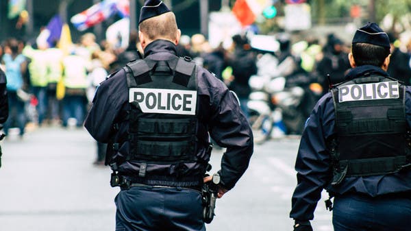 رجل يهدد بتفجير نفسه داخل قطار بفرنسا .. والشرطة تعتقله