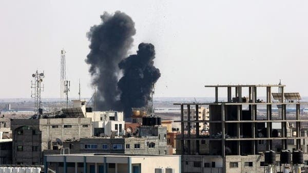 غارات إسرائيلية تستهدف مواقع لحماس في غزة وترد الحركة بوابل من الصواريخ.