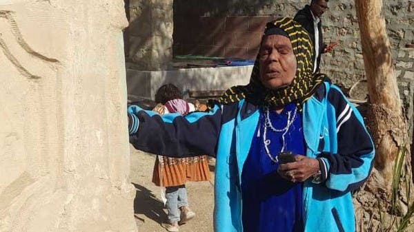 مات الأربعة في حريق.  تعيش امرأة مصرية بجوار قبور أبنائها منذ 33 عامًا