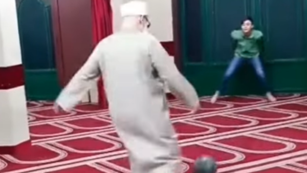 مباراة كرة قدم داخل مسجد تثير ضجة في مصر ... والأطقم ترد