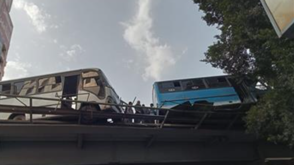 منع الجدار وقوع كارثة وشيكة.  انظر إلى حافلتين متصلتين بجسر في مصر