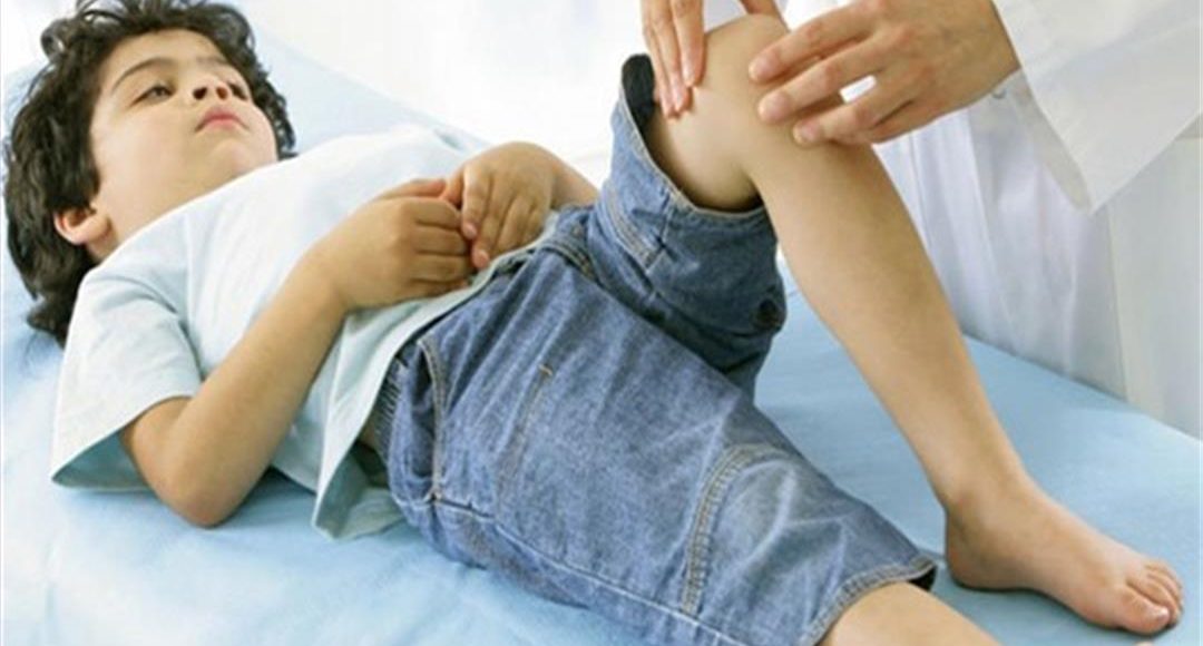 أسباب آلام الركبة أثناء النوم عند الأطفال