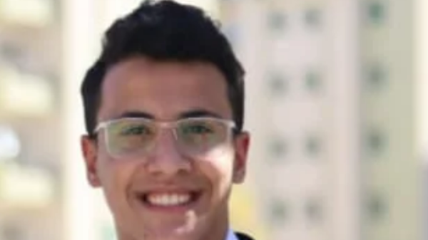 طالب مصري يخترع علاج لشوكة عظم ... ويختبره على والدته