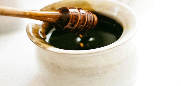 فوائد العسل الأسود للبشرة