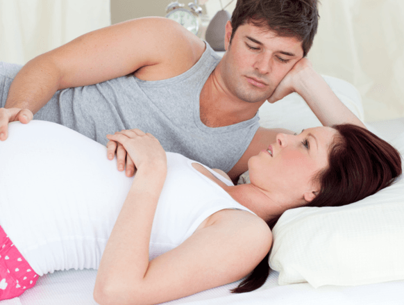 كيف يتعامل الزوج مع زوجته الحامل في الفراش